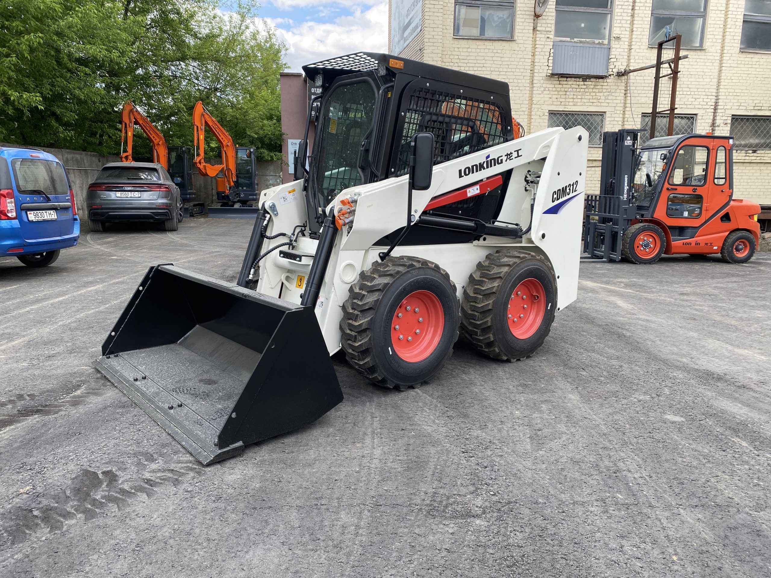 Мини-погрузчик Lonking CDM312 двигатель Kubota